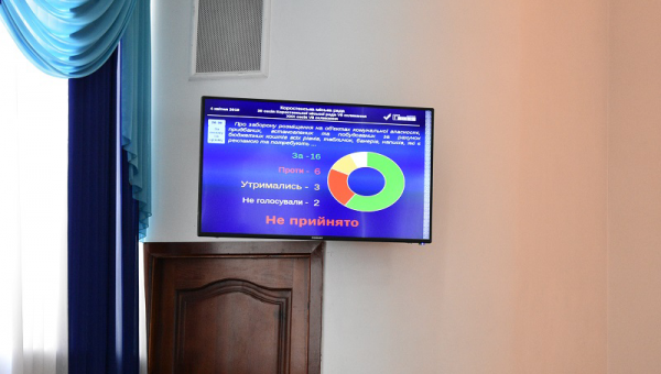 Політична реклама за бюджетні гроші ще повисить на комунальних об’єктах 