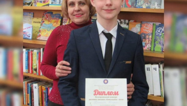 Хлопець, який любить читати книжки