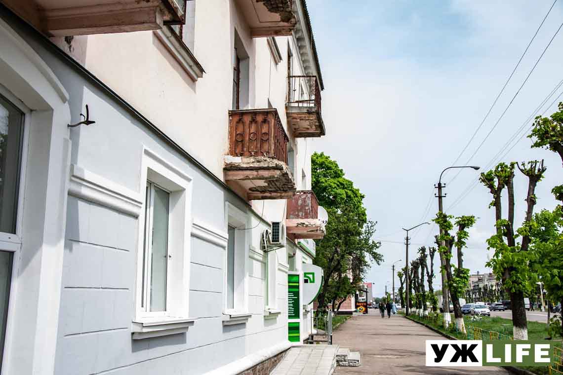 Повз будинок на Грушевського, 50  ходіть обережно