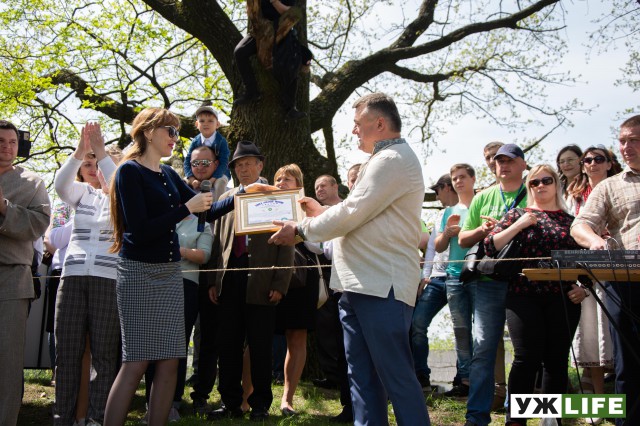 18.05.2019 День Олевська Генеральний директор Книги Рекордів України Ганна Крисюк та мер Олевська Олег Омельчук вручення диплому КРУ 3