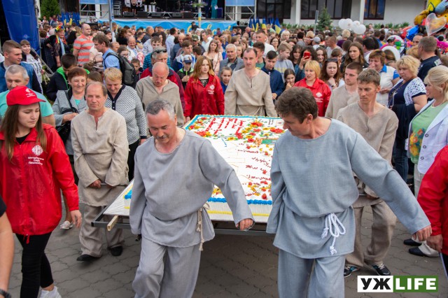 18.05.2019 День Олевська подарунок торт вагою 200кг від нардепа СВ Олевчанам з нагоди свята дня міста 1