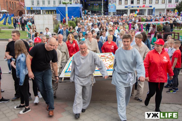 18.05.2019 День Олевська подарунок торт вагою 200кг від нардепа СВ Олевчанам з нагоди свята дня міста 1