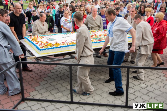 18.05.2019 День Олевська подарунок торт вагою 200кг від нардепа СВ Олевчанам з нагоди свята дня міста 1