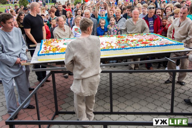 18.05.2019 День Олевська подарунок торт вагою 200кг від нардепа СВ Олевчанам з нагоди свята дня міста 1