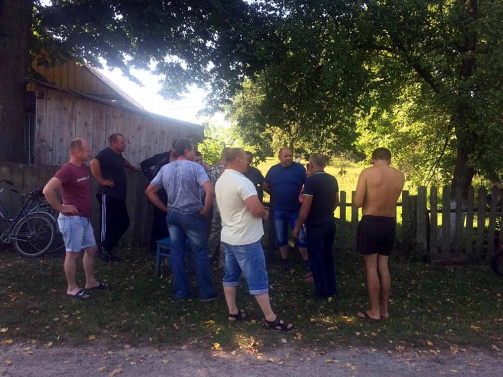 Пожежі щоночі, паніка і засідки зі зброєю: в селі Кишин Олевського району справжній переполох
