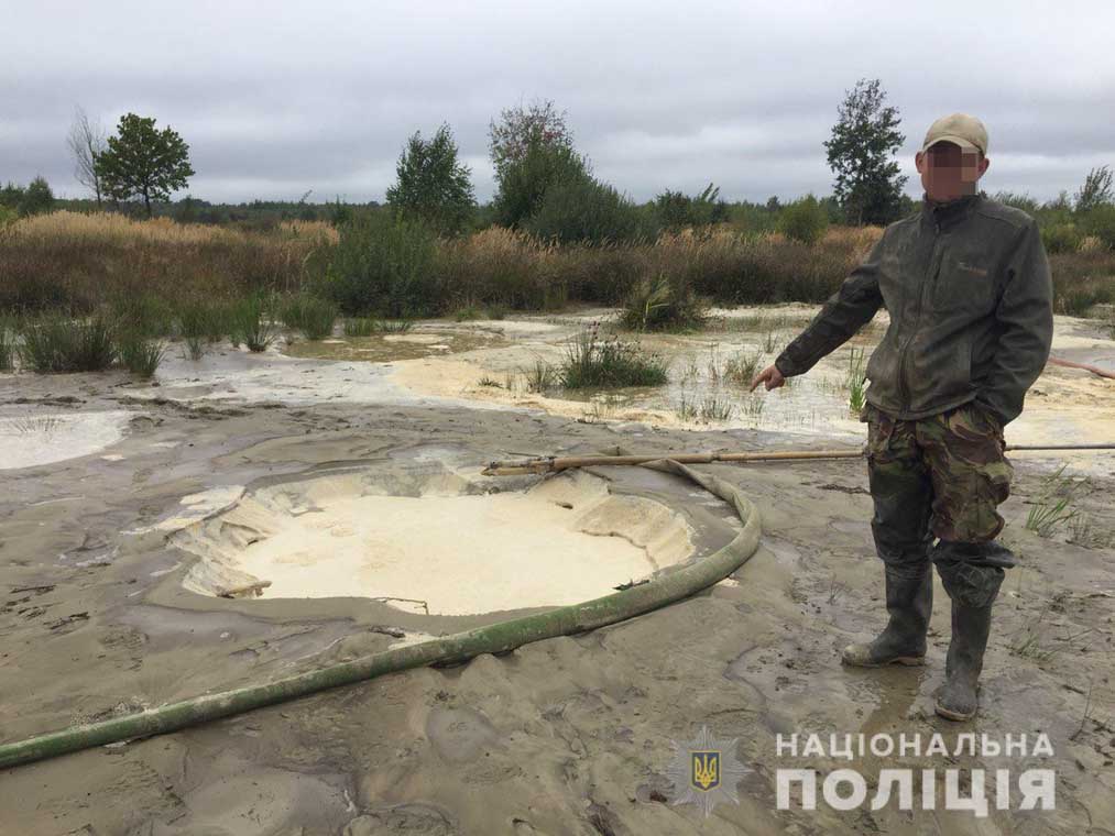 В поліції створили групу, що ловитиме бурштинокопачів. Вже впіймали чотирьох злочинців. ?ФОТО та ВІДЕО