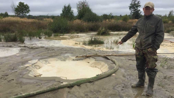 В поліції створили групу, що ловитиме бурштинокопачів. Вже впіймали чотирьох злочинців. ?ФОТО та ВІДЕО