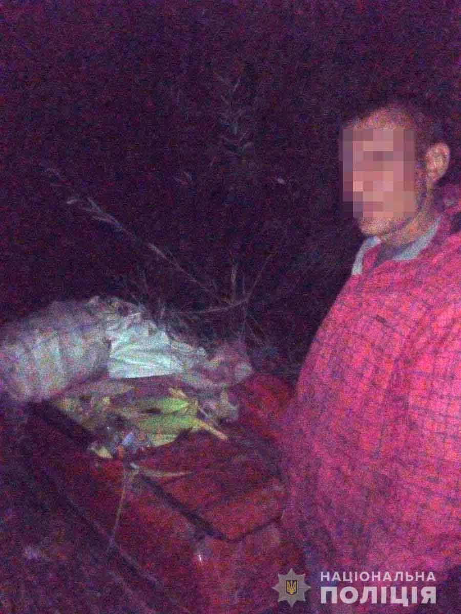В Овруцькому районі поліцейські охорони затримали чоловіка під час крадіжки з поля