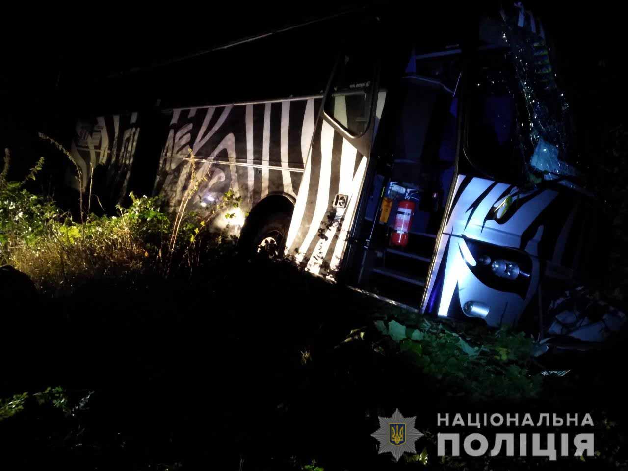 У Новоград-Волинському районі автобус з пасажирами з’їхав в кювет