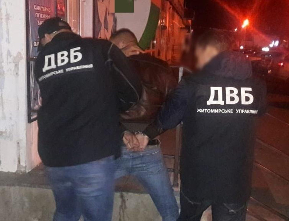 Дилер у погонах: на Житомирщині поліцейський приторговував наркотиками. ФОТО