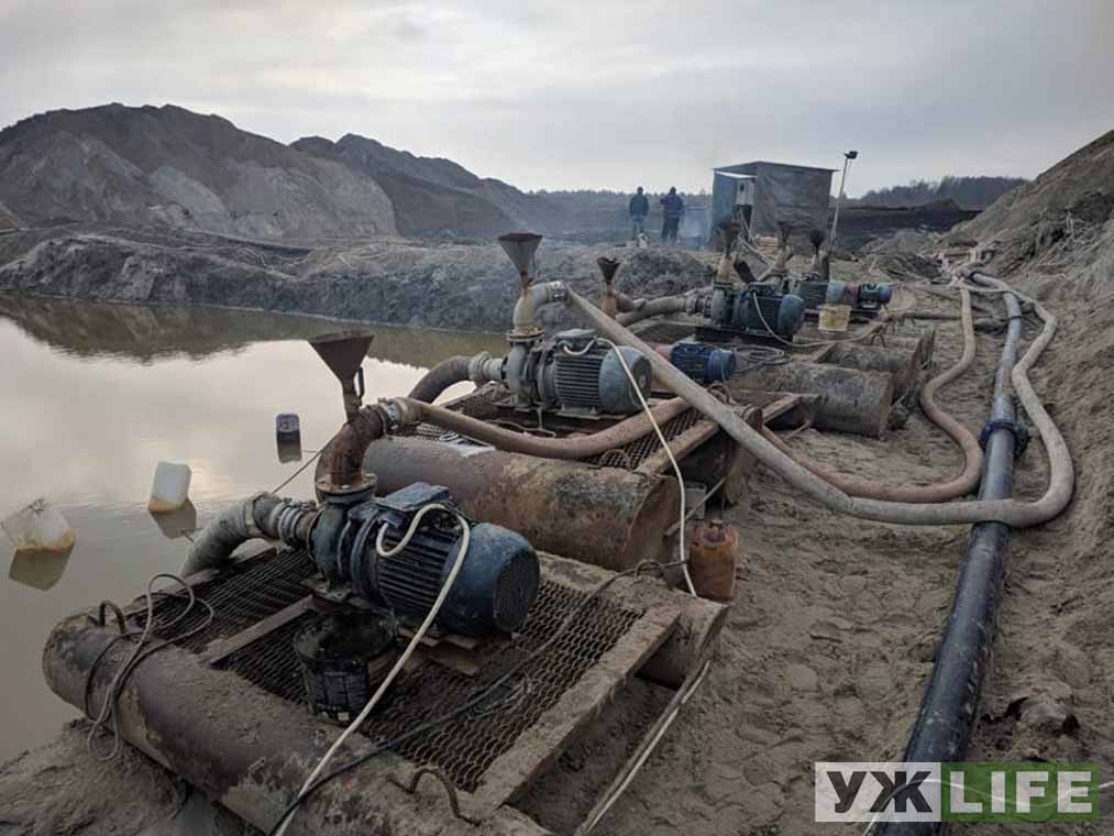 На Олевщині виявили незаконний кар'єр із видобутку бурштину на сільгоспземлях ?ФОТОрепортаж