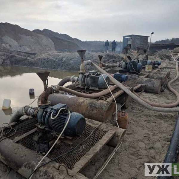 На Олевщині виявили незаконний кар'єр із видобутку бурштину на сільгоспземлях ?ФОТОрепортаж