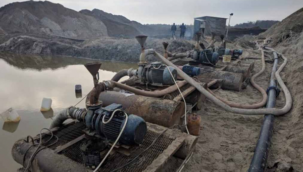 На Олевщині виявили незаконний кар'єр із видобутку бурштину на сільгоспземлях ?ФОТОрепортаж