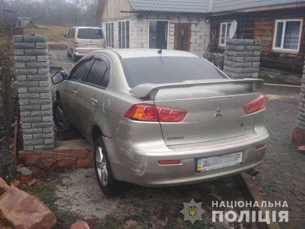 У Овручі чоловік викрав автомобіль та в'їхав на ньому в паркан