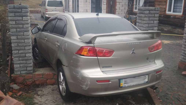 У Овручі чоловік викрав автомобіль та в'їхав на ньому в паркан