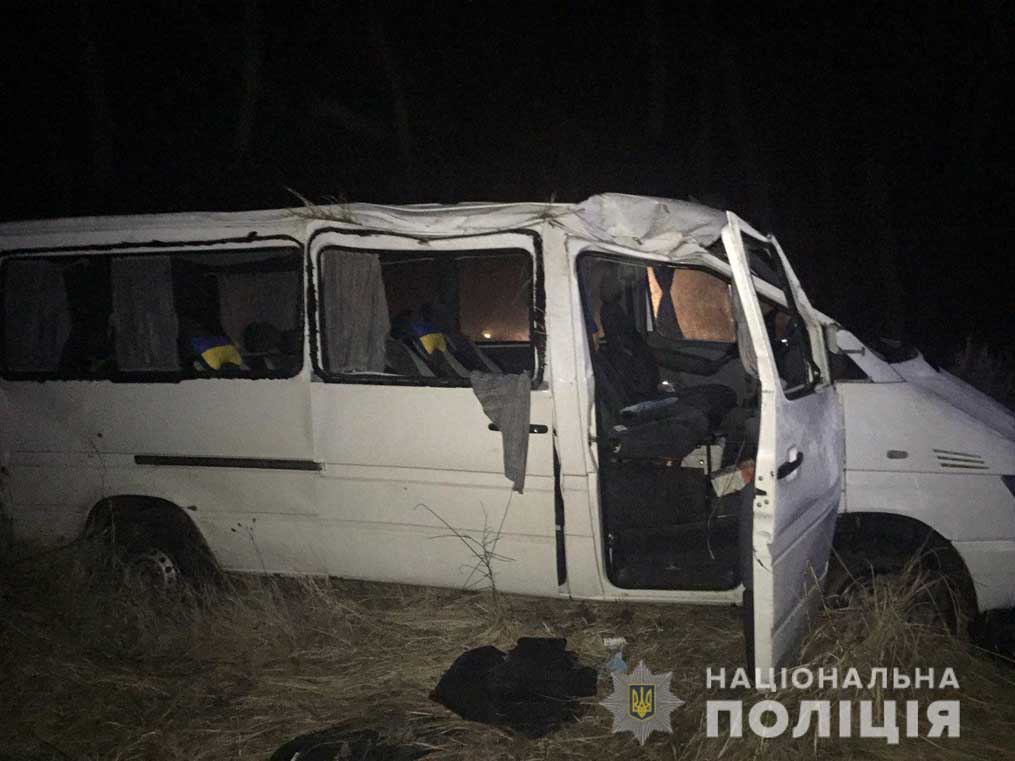 Вночі на трасі в Лугинському районі перекинувся мікроавтобус: водій і 7 пасажирів у лікарні ?ФОТО
