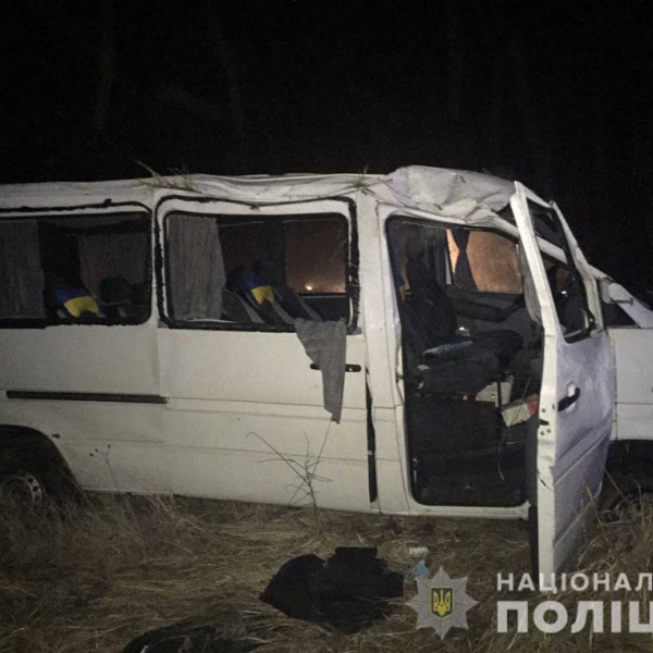 Вночі на трасі в Лугинському районі перекинувся мікроавтобус: водій і 7 пасажирів у лікарні ?ФОТО
