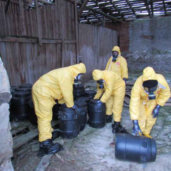 В Сущанах перезатарюють отрутохімікати ?ФОТО