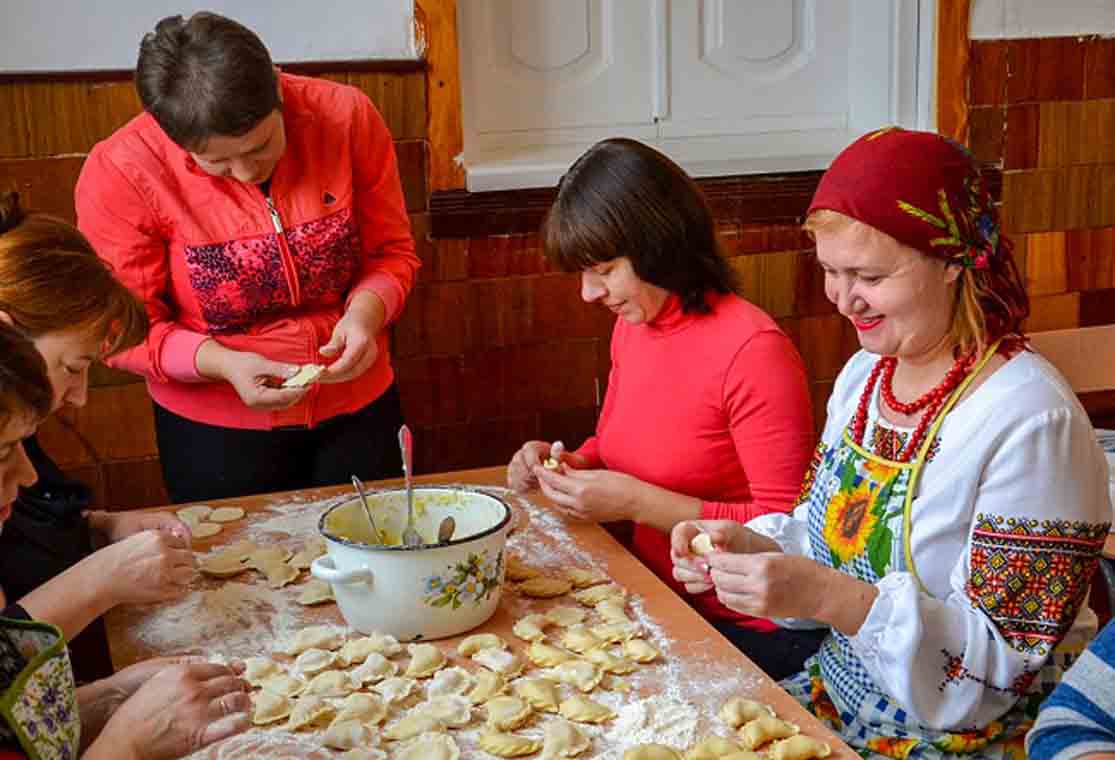 У Лугинах вчителі зліпили для військових більше 2 тисяч вареників ?ФОТО
