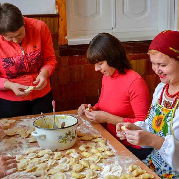 У Лугинах вчителі зліпили для військових більше 2 тисяч вареників ?ФОТО