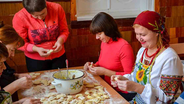 У Лугинах вчителі зліпили для військових більше 2 тисяч вареників ?ФОТО