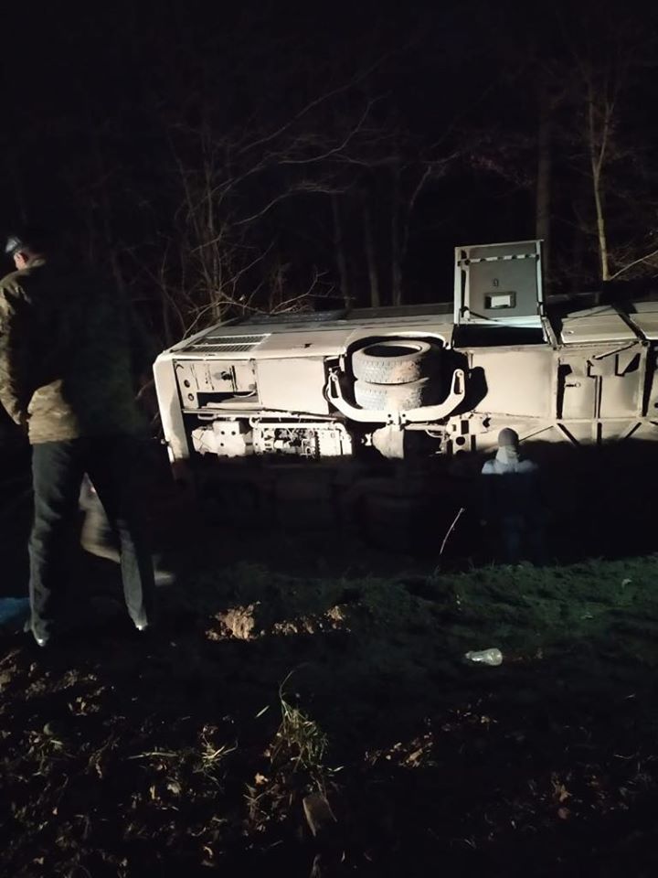 Під Новоград-Волинським перекинувся пасажирський автобус, є постраждалі
