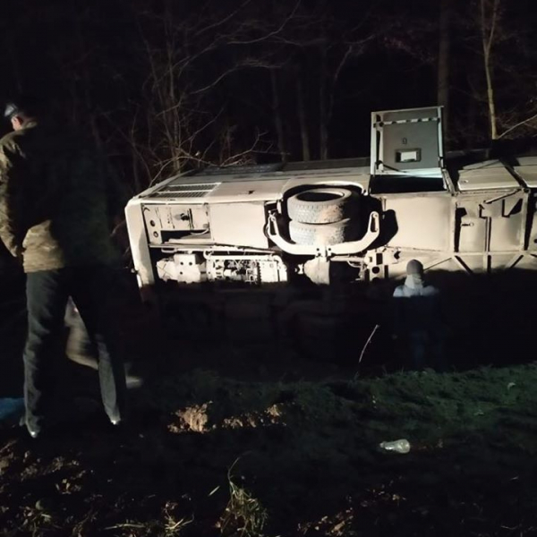 Під Новоград-Волинським перекинувся пасажирський автобус, є постраждалі