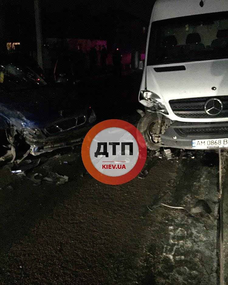 У Олевську Lanos в’їхав у бус, водій залишив у машині жінку з двома дітьми та втік