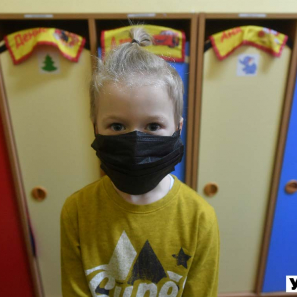 МОЗ не наполягає на носінні масок дітьми у дитячих садочках, але батькам вони потрібні