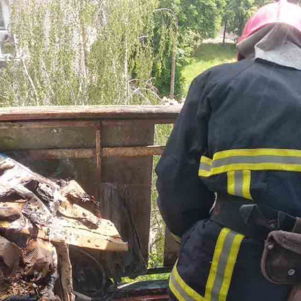 В Коростені сталася пожежа на балконі через цигарку (ФОТО)