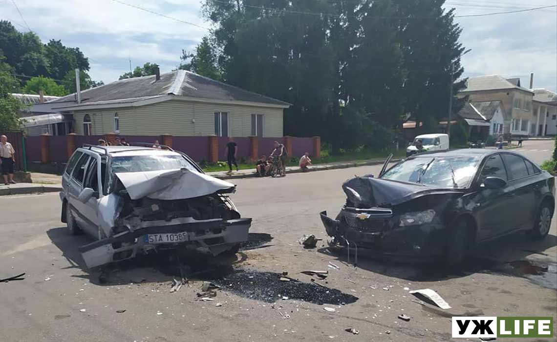 В Олевську зіткнулися Volkswagen та Chevrolet, травмувалися троє дорослих і дитина (ФОТО)
