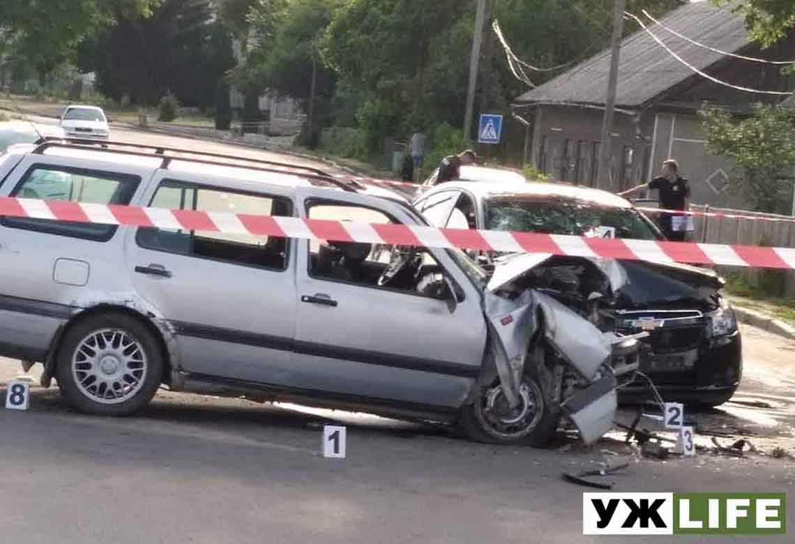 Відео ДТП в Олевську за участю нетверезого поліцейського: потерпілих діставали через вікно, а винуватець аварії обіцяв компенсацію