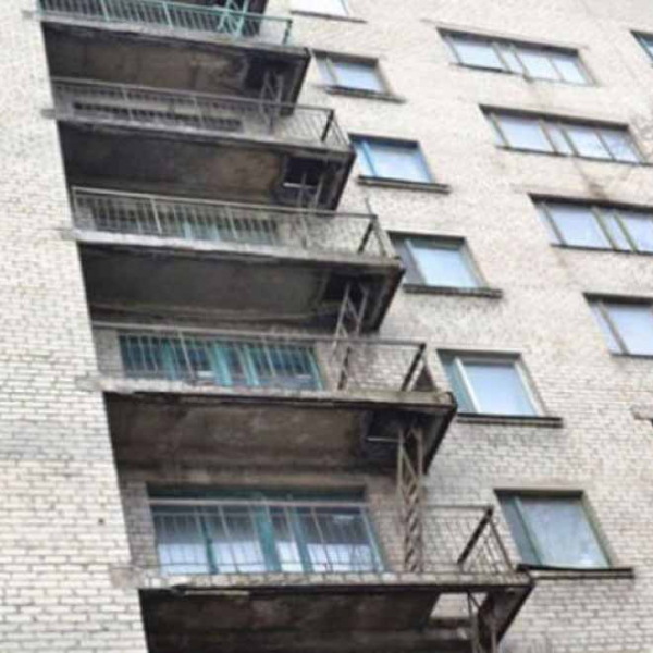 У Житомирській області 3-річна дитина випала з вікна 9-го поверху, поки батьки були на кухні