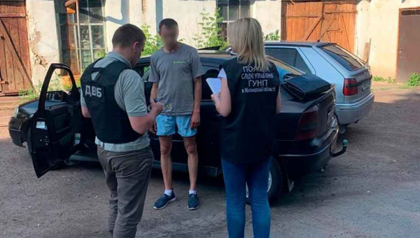 В райцентрі Житомирської області затримали колишнього поліцейського, який продавав наркотики біля відділку поліції (ФОТОрепортаж)
