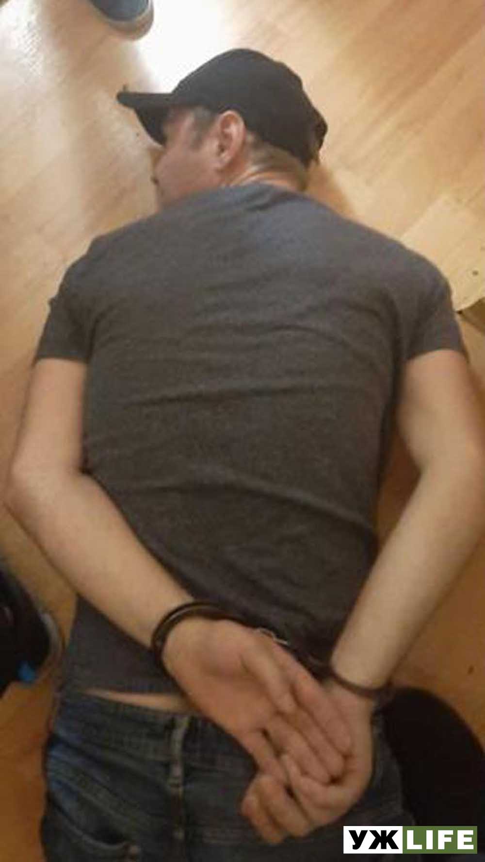 Поліція затримала чоловіка, який вбив людину та порізав ще 8 осіб в Іршанську (ФОТОрепортаж)
