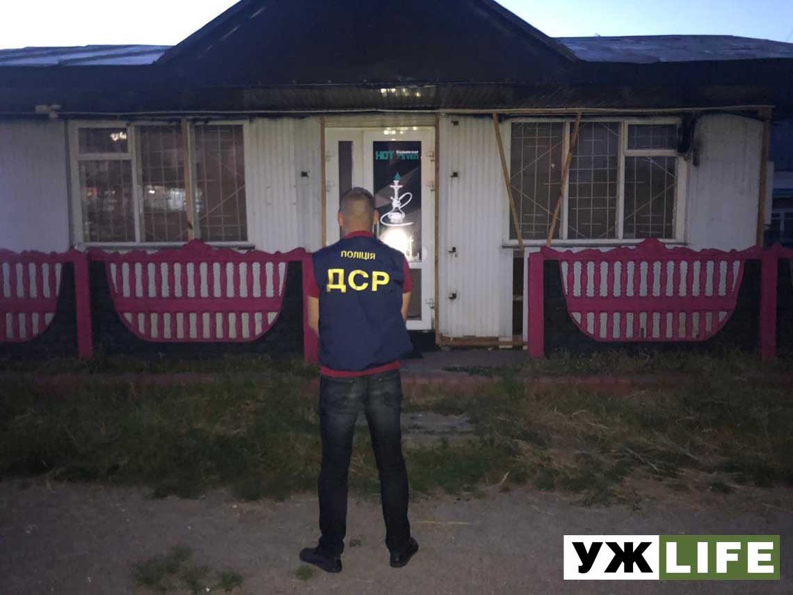 У Лугинах в кафе-кальянній правоохоронці виявили незаконний гральний заклад (ФОТО)