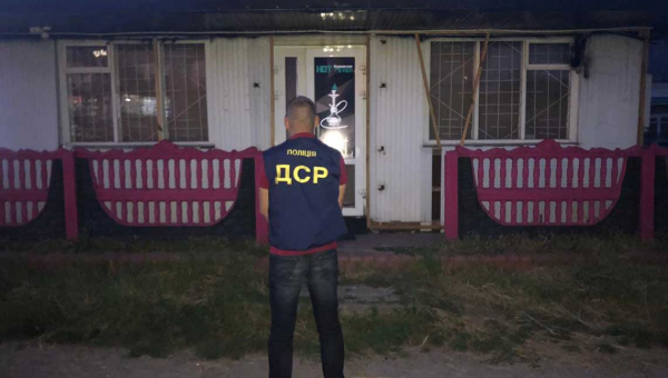 У Лугинах в кафе-кальянній правоохоронці виявили незаконний гральний заклад (ФОТО)