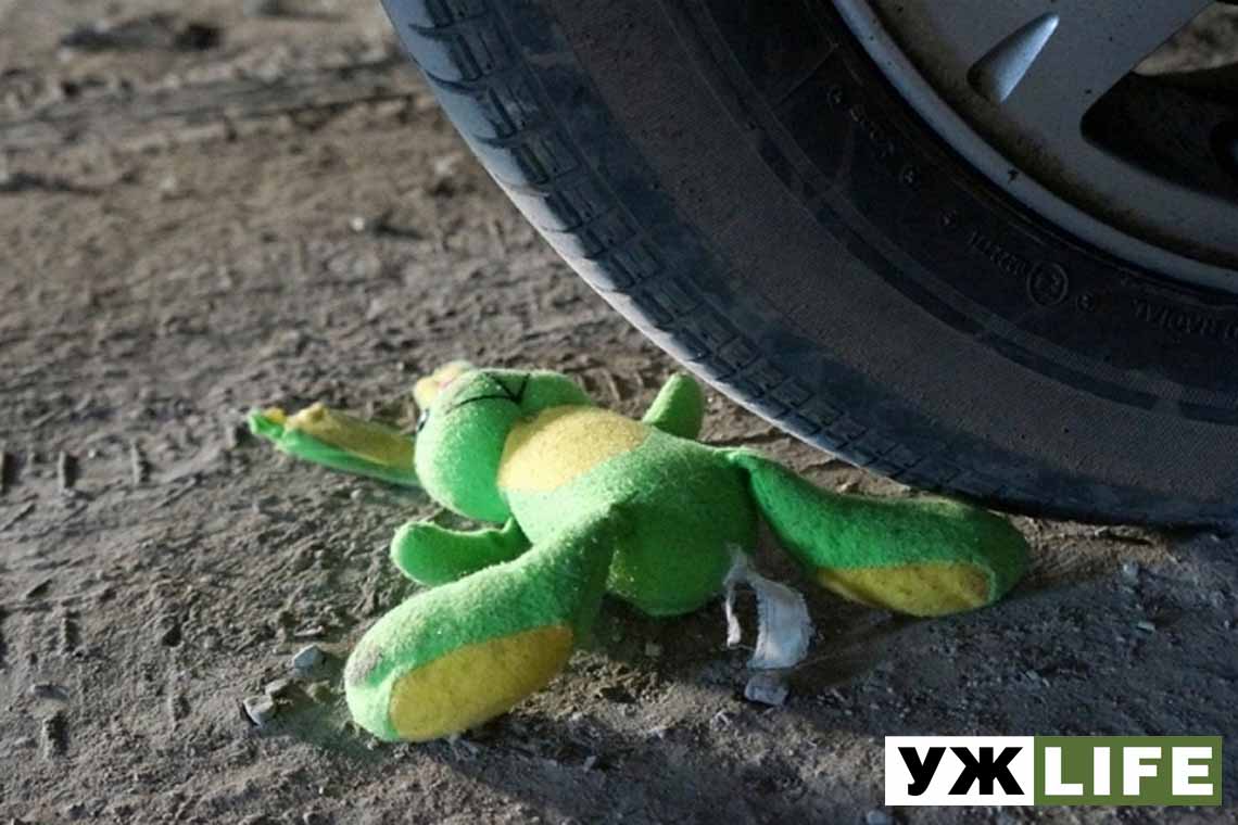 В Овруцькому районі Peugeot збив 4-річного хлопчика, який з двору вибіг на дорогу