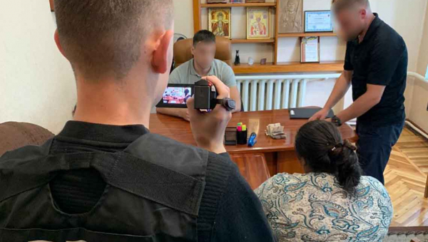 Мешканку Олевщини затримали за намагання дати хабар старшому лейтенанту поліції (ФОТО)