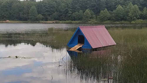 На Овруччині для лебедів змайстрували будиночок-годівничку ?ФОТОрепортаж
