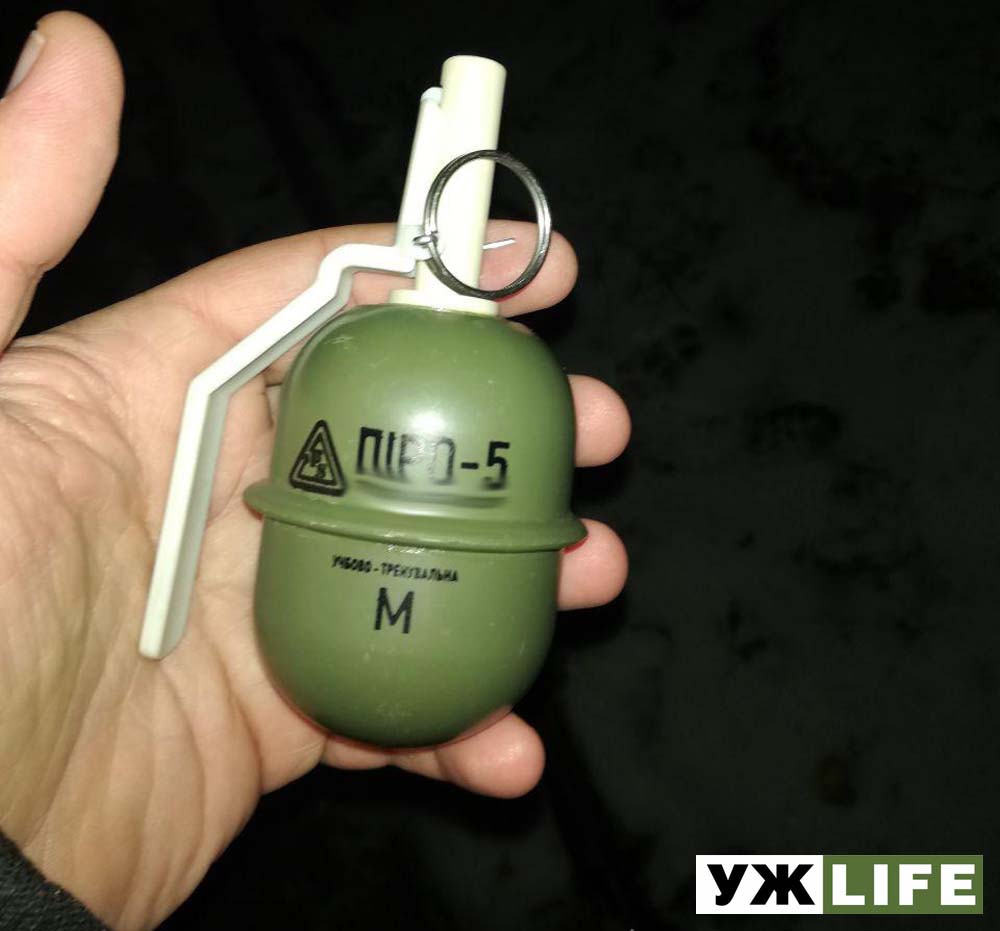 ​В Овруцькому районі поліція провела спецоперацію зі звільнення заручниці, якій чоловік погрожував гранатою