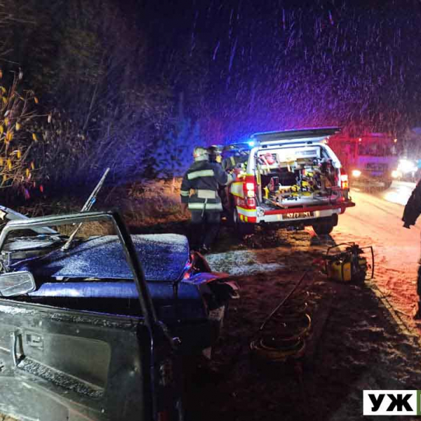 На Житомирщині ВАЗ розплющило об вантажівку. Є загиблі (ВІДЕО, ФОТО)