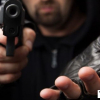 У Малині киянин повалив на землю жінку та, погрожуючи пістолетом, потягнув по дорозі