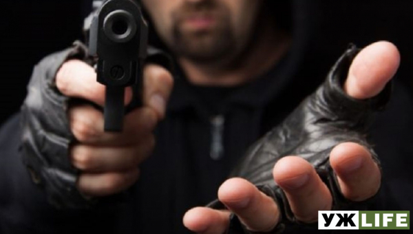 У Малині киянин повалив на землю жінку та, погрожуючи пістолетом, потягнув по дорозі