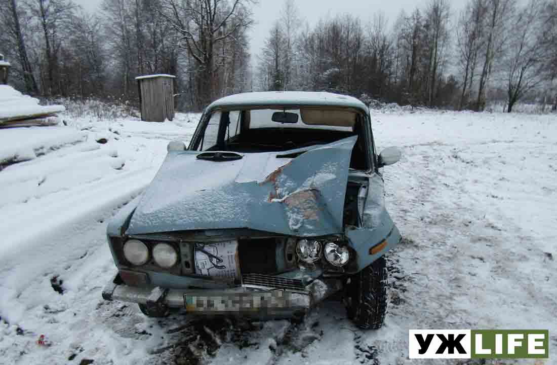 На Олевщині ВАЗ з’їхав у кювет: постраждав пасажир, який згодом помер (ФОТО)