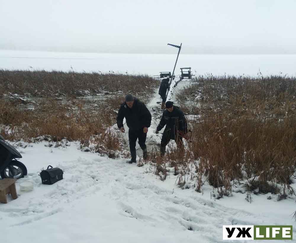 На Житомирщині рятувальники витягли рибалку з крижаної води, який впав з містка