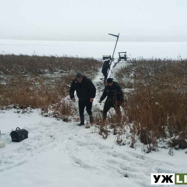 На Житомирщині рятувальники витягли рибалку з крижаної води, який впав з містка