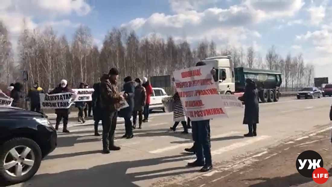 Через львівське сміття люди перекрили трасу поблизу Коростеня (ВІДЕО)