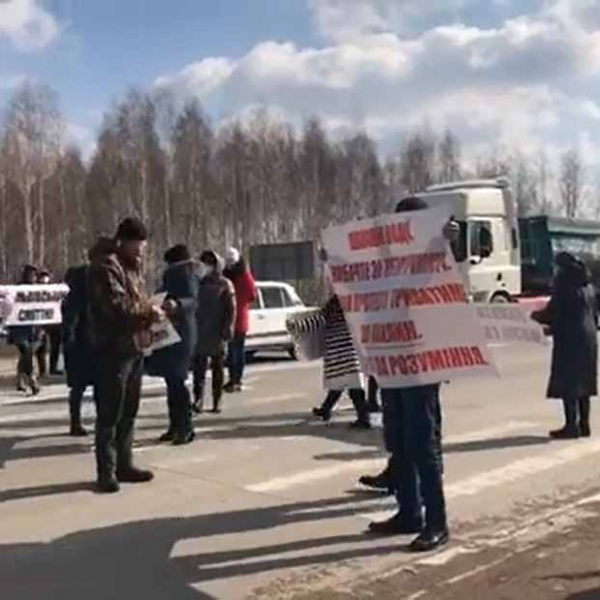 Через львівське сміття люди перекрили трасу поблизу Коростеня (ВІДЕО)