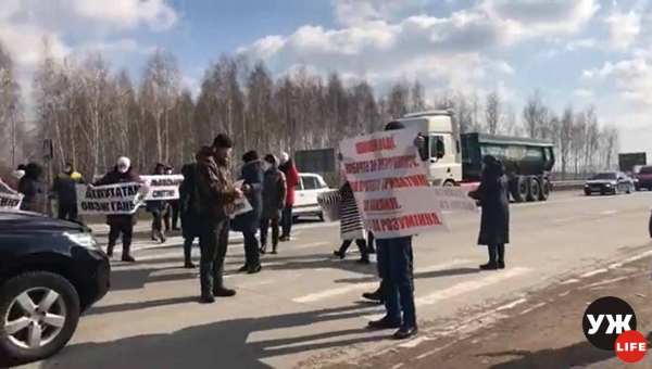Через львівське сміття люди перекрили трасу поблизу Коростеня (ВІДЕО)